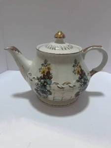 lot 38 image: Vintage Ellgreave Ironstone Teapot