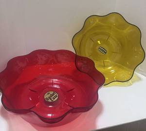 lot 43 image: Two Basket Ease Plastic Serving Bowls