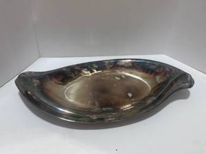 lot 47 image: International Silver Company Bread Tray