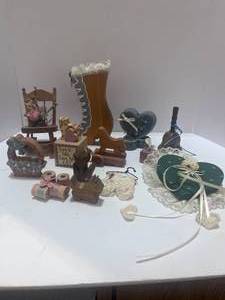 lot 66 image: Bag of Miscellaneous Wooden Figurines