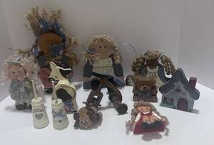 lot 67 image: Bag of Miscellaneous Wooden Figurines
