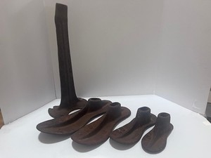 lot 94 image: Cobblers Cast Iron Set, Boot She 4 Anvil Forms w 11 12 Stand