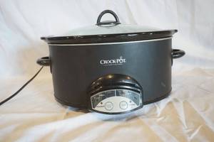 lot 57 image: Crock Pot