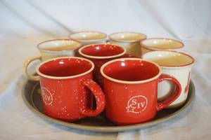 lot 85 image: Makers Mark Whisky Red Beige Coffee Mugs