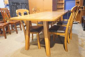 lot 124 image: Wooden Dining Room Table and 4 Padded Chairs