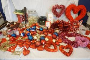 lot 137 image: Christmas And Valentines Decor