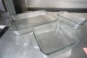lot 143 image: Pyrex Baking Dishes