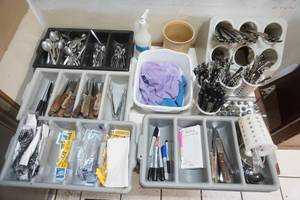 lot 148 image: Flatware, Bins, Salt & Pepper Shakers, Steak Knives