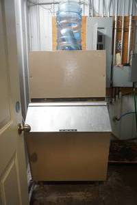lot 161 image: Ice Machine, Bucket and Scoop
