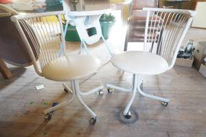 lot 194 image: 2ct Swivel Rolling Chairs