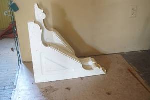 lot 198 image: Wood Corbel 2ct Antique
