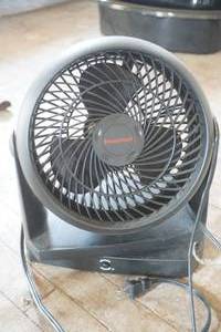 lot 214 image: Honeywell 9 fan. Black