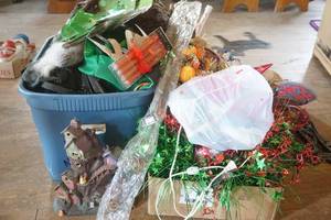 lot 222 image: Decor (fall, Halloween, other odds and ends-party decor)