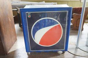 lot 231 image: Pepsi Insulated Cooler (not electric)
