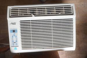 lot 243 image: Window Air Conditioner