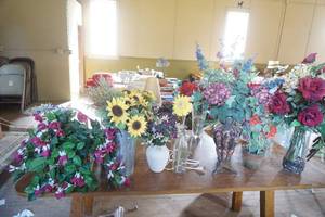 lot 250 image: Artificial Flowers and Vases Lot