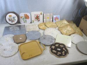 lot 46 image: (EW4) Assortment of Hot Pads...
