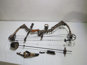 lot 67 image: Matthews Solocam Bow with Releases