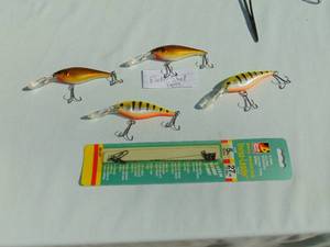 lot 106A image: Mixed Lot of 4 - Rapala Flicker Shad Raps and Pack of 3 Leaders