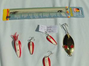 lot 112 image: Mixed Lot of 4 - Dare Devil Lures, 1 - Red Eye Wiggler  Lure and 3 Pack of 8 Leaders