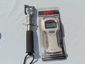 lot 116 image: Mixed Lot of Rapala Scales - Mechanical ScaleFish Gripper and Rapala Pro Guide 50lb Digital Scale