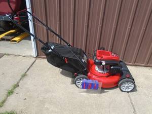 Troy Bilt self propelled lawn mower 22” with bag. Looks almost new. Tested & works. As shown.