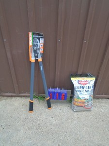 lot 116 image: New 30 pruner & lawn insect color. As shown.