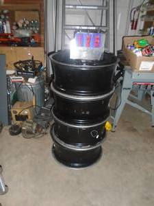 lot 125 image: Qty of 4 22 dual lug aluminum custom wheels. One cap. No nuts. One rim has small defect. As shown.