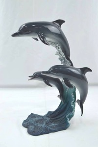 lot 25 image: Danbury Mint Riding the Wave Dolphin Sculpture by Mike Atkinson