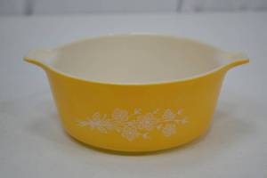 lot 116 image: Vintage Pyrex 472-B 750ml Yellow Floral Mixing Bowl