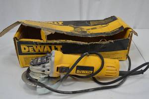 lot 147 image: DeWalt DWE4011 4-12 in Angle Grinder 7A with Box