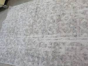 lot 370 image: 5 ft x 7 ft Threshold Rug- needs sh...