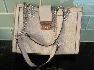 lot 7 image: Guess Los Angeles Pink Purse 11 x 8...