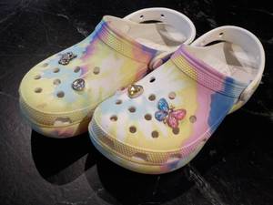 lot 45 image: Crocs Size 8...