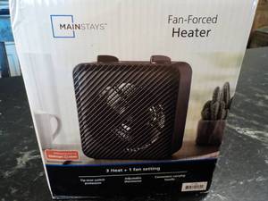 lot 54 image: Mainstays Fan Forced Heater...