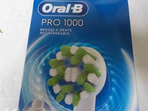 lot 207 image: Oral 13 Pro 1000 Rechargeable Tooth...