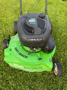 lot 6 image: Lawn boy lawn mower