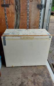 lot 7 image: Whirlpool EH100FXDN00 Chest Freezer 42 wide