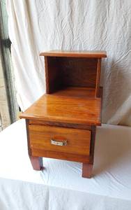 lot 8 image: Mid-Century Modern Wooden Side Table with Drawer