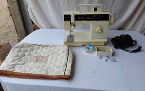 lot 24 image: Singer 6012C Sewing Machine with Accessories