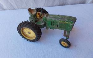lot 76 image: Ertl John Deere Model 4020 Toy Tractor