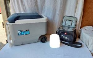 lot 84 image: Igloo 40 QT Maxcold Wheelie Cooler and Franklin State Bank Bag