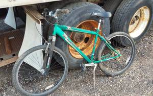 lot 110 image: Schwinn Mountain Bike with  High Ten Tubing steel frame and SR Suntour M2000N front suspension