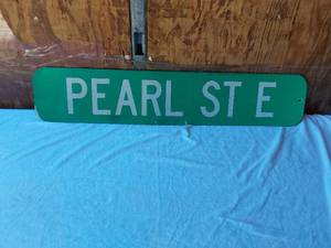 lot 145 image: Pearl Street Sign