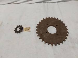 lot 199 image: Martin Sprocket HS80401200 Sprocket #40 Chain and Large Gear