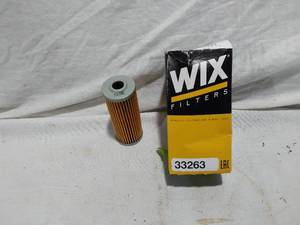 lot 252 image: WIX Filters 33263 Oil Filter