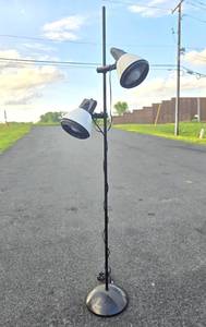 lot 8 image: Great Looking Retro Vintage Black & White Dual-Sahe Floor Lamp