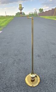lot 10 image: Mid Century Brass Extending Arm Reading Floor Lamp
