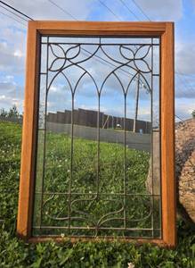 lot 14 image: Lovely Vintage Oak Framed Leaded & Etched Glass Window