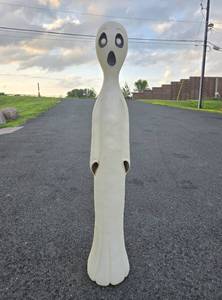 lot 16 image: Vintage Halloween Ghost Blowmold Lawn Decoration 